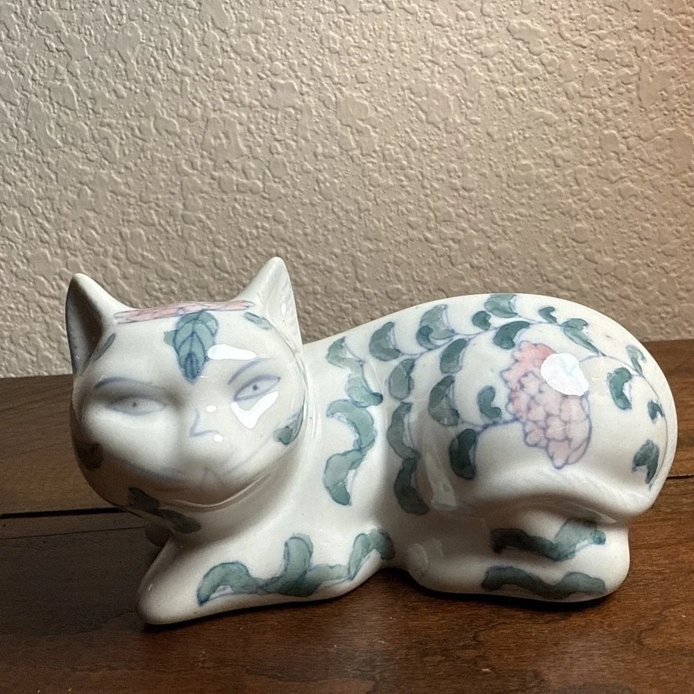 Vintage cat figurine white cat Green Ivy Flowers